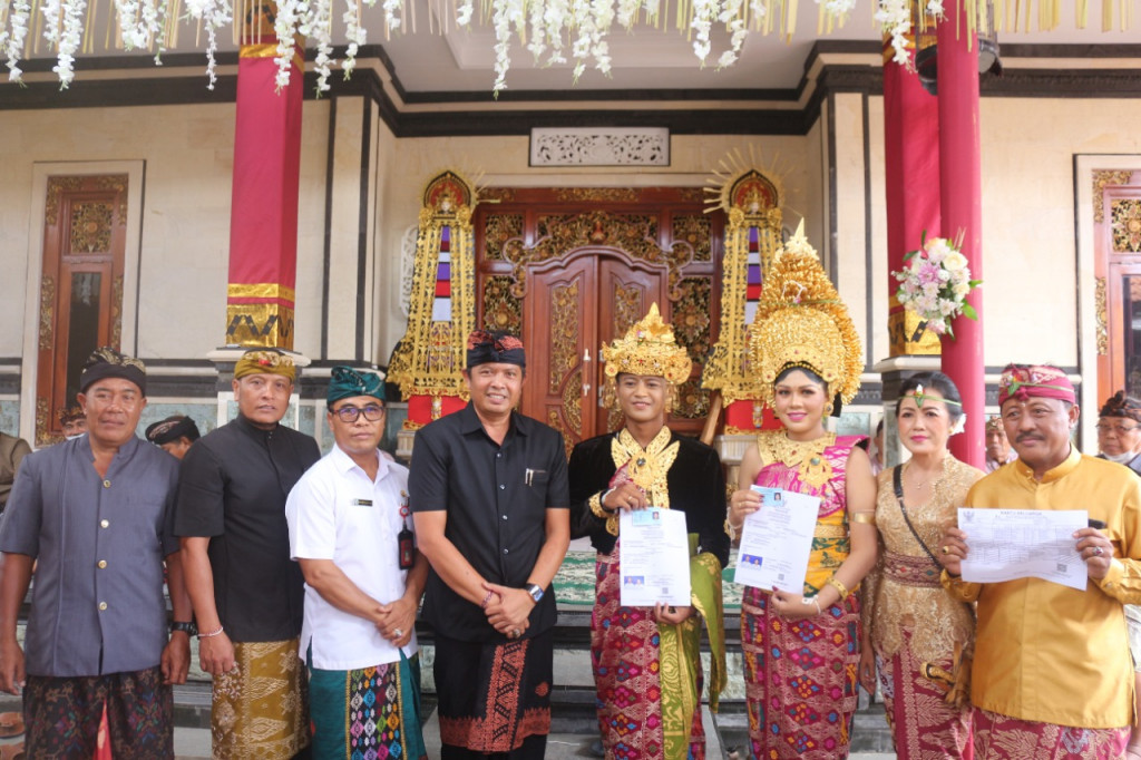 Implementasi Dalung Smartvillage serahkan KK Baru, Akta Perkawinan dan (KTP) Baru di Banjar Kung, Dalung